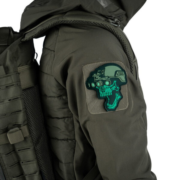 Embleem 3D PVC Night vision skull groen 190432 Het 3D PVC Night Vision Skull embleem in groen (#19043) is de perfecte manier om een stoere uitstraling toe te voegen aan je uitrusting of kleding. Dit embleem is vervaardigd van duurzaam PVC en is voorzien van klittenband aan de achterzijde, wat betekent dat je het gemakkelijk kunt bevestigen en verwijderen zonder gedoe met naaien. Dit embleem is ontworpen met oog voor detail en heeft een realistische 3D-look, waardoor het echt opvalt. De groene kleur voegt een vleugje stijl toe aan je outfit of uitrusting. Of je het nu op een jas, tas, hoed of ander item wilt plaatsen, dit embleem voegt een unieke en opvallende touch toe. Met het 3D PVC Night Vision Skull embleem in groen (#19043) kun je je persoonlijke stijl en individualiteit laten zien, en dankzij het klittenband is het aanbrengen en verwijderen een fluitje van een cent.
