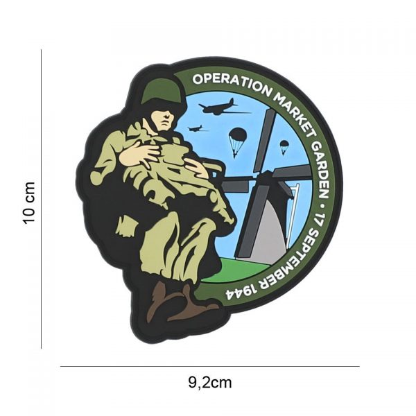 444130 7408 Embleem 3D PVC Paratrooper Operation Market Garden 8074 Het 3D PVC Paratrooper Operation Market Garden embleem (#8074) is een eerbetoon aan de dappere paratroepers die deelnamen aan de legendarische Operation Market Garden. Dit embleem is vervaardigd van duurzaam PVC en heeft klittenband aan de achterzijde, waardoor je het gemakkelijk kunt bevestigen en verwijderen zonder enige naai- of borduurkunsten. Dit embleem is ontworpen met oog voor detail en heeft een realistische 3D-uitstraling, wat het extra bijzonder maakt. Het embleem draagt het historische erfgoed van Operation Market Garden met zich mee en is een geweldige toevoeging aan je collectie of uitrusting. Of je het nu op je uniform, jas of rugzak plaatst, het zal zeker de aandacht trekken en respect afdwingen. Met het 3D PVC Paratrooper Operation Market Garden embleem (#8074) kun je je respect voor geschiedenis en heldendaden laten zien, en dankzij het handige klittenband is het eenvoudig te bevestigen en te verwijderen.