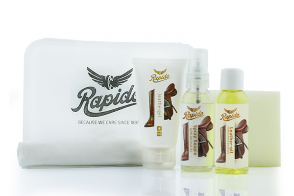 Rapide 8714666051031 Compleet onderhoudssetje met 3 Rapide lederonderhoud producten, 1 sponsje en doekje. Voor het onderhoud van zadels en andere lederen producten. 1 set bevat; 1 tube leathergel 50 ml, voedt, frist het leer op en beschermt. 1 flesje leather soapie 50 ml, voor het reinigen van uw lederen producten. 1 flesje lederolie, werkt perfect als leer erg droog is, voedt en beschermt. En dat alles verpakt in een handig boxje. Rapide - Saddle & leathercare kit