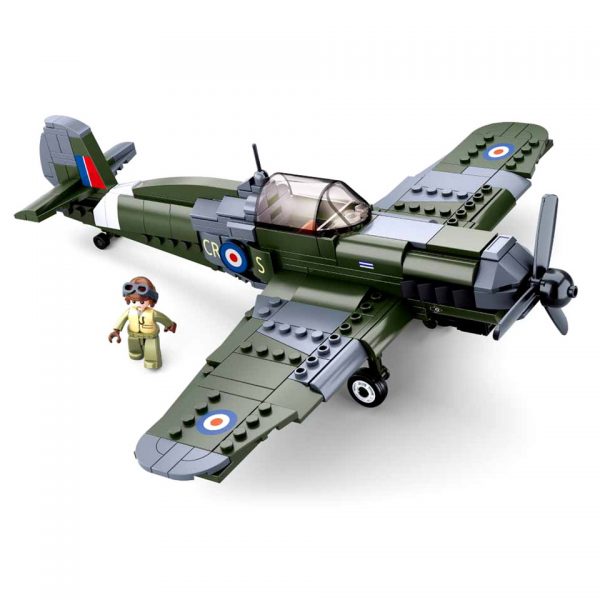 413315 Sluban Fighter of the British Army M38 B07121 <big>Sluban is hét merk met leger gerelateerde bouwsets. Sluban is een van de weinige aanbieders van bouwstenen die legerartikelen in haar assortiment heeft. Het voordeel van Sluban is dat het ook compatibel is met andere grote bouwsteenmerken, je hoeft je dus geen zorgen te maken dat sluban niet past op je andere bouwsteenmerken.</big> <big><strong>Inhoud set:</strong> Aantal minifiguren: 1 Aantal blokjes: 290 Doosafmeting (BxHxD): 38 x 23.5 x 7 cm Moeilijkheidsgraad: gemiddeld (vanaf 8 jaar)</big>