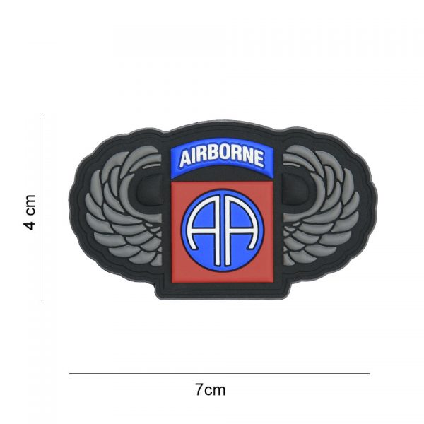 444130 7410 Embleem 3D PVC 82nd Airborne zilveren wings 8079 Het 3D PVC 82nd Airborne zilveren wings embleem (#8079) is een eerbetoon aan de legendarische 82nd Airborne Division. Dit embleem, vervaardigd van duurzaam PVC, is een symbool van trots en toewijding aan deze elite-eenheid. Dankzij het klittenband aan de achterzijde kun je het embleem eenvoudig bevestigen en verwijderen, zonder gedoe met naaien. Dit embleem is ontworpen met aandacht voor details en heeft een realistische 3D-uitstraling, wat het extra speciaal maakt. Het dragen van de 82nd Airborne zilveren wings is een uiting van respect voor de moed en opoffering van deze paratroepers. Of je het nu op je uniform, jas, rugzak of hoed plaatst, het zal zeker de aandacht trekken en je betrokkenheid bij deze prestigieuze eenheid benadrukken. Met het 3D PVC 82nd Airborne zilveren wings embleem (#8079) kun je je trots en respect voor de 82nd Airborne Division laten zien, en dankzij het handige klittenband is het gemakkelijk te bevestigen en te verwijderen.
