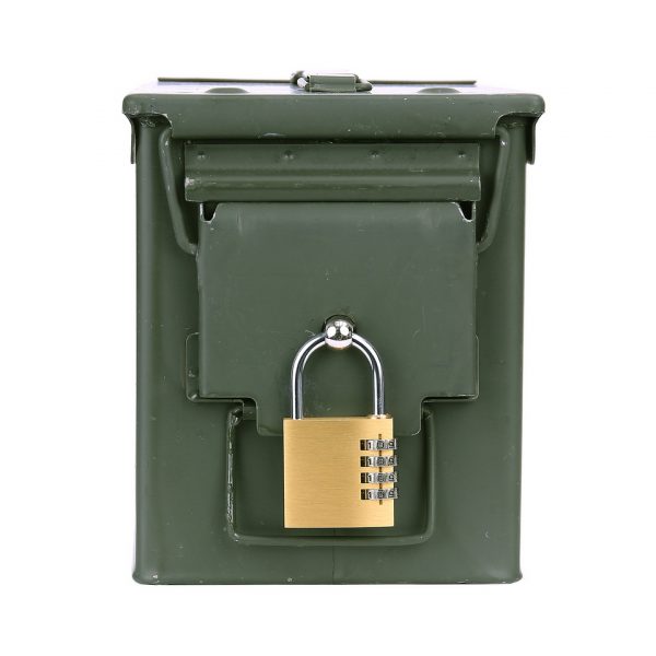 259281 Munitiekist slot5 Bescherm je waardevolle spullen overal met de Munitiekist slot-set. Maak van .30 en .50 munitiekistjes draagbare 'kluizen' door de set te installeren en af te sluiten met een hangslot. Een slimme oplossing voor veilige opslag, zelfs in de auto. Bestel nu voor gemoedsrust onderweg!