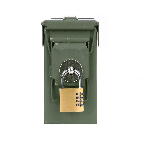 259281 Munitiekist slot6 Bescherm je waardevolle spullen overal met de Munitiekist slot-set. Maak van .30 en .50 munitiekistjes draagbare 'kluizen' door de set te installeren en af te sluiten met een hangslot. Een slimme oplossing voor veilige opslag, zelfs in de auto. Bestel nu voor gemoedsrust onderweg!