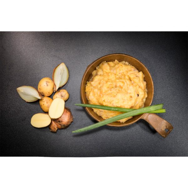 316102 Tactical Foodpack Mashed Potatoes and Bacon 110g1 <big>Huisgemaakte aardappelpuree van echte aardappelen en melk met knapperig spek. Het gerecht heeft een zeer hoge calorische waarde en heeft in zeer korte tijd een grote populariteit verworven. 100% natuurlijk, zonder conserveringsmiddelen en toevoegingen.</big> <big>Energiegehalte per portie is 601 kcal.</big> <big><strong>Hoe klaar te maken:</strong></big> <big>Open de verpakking - verwijder het vochtzakje - voeg 400ml warm/heet water toe - even goed roeren - sluit de verpakking weer en wacht 9 minuten </big> <big><strong>Ingrediënten:</strong> Aardappelen (66%), gerookte bacon (20%), melk, uien, wortels, zout.</big> <big><strong>Let op! Kan sporen van selderij en mosterd bevatten.</strong></big>