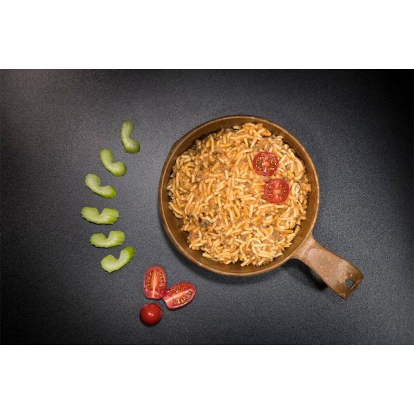 316103 Tactical Foodpack Beef Spaghetti Bolognese 115g1 <big>De klassieker Beef Spaghetti Bolognese is gemaakt met rundergehakt en selderij voor een lekkere smaaknuance. 100% natuurlijk, zonder conserveringsmiddelen en toevoegingen.</big> <big>Energiegehalte per portie is 542 kcal.</big> <big><strong>Hoe klaar te maken:</strong></big> <big>Open de verpakking - verwijder het vochtzakje - voeg 300ml warm/heet water toe - even goed roeren - sluit de verpakking weer en wacht 8 minuten </big> <big><strong>Ingrediënten:</strong> Spaghetti (41%) (tarwe, water, kurkuma), gesneden tomaten, rundergehakt (13%), ui, selderij, koolzaadolie, specerijen, knoflook, zout.  </big> <big><strong>Let op! Kan sporen van selderij en mosterd bevatten.</strong></big>