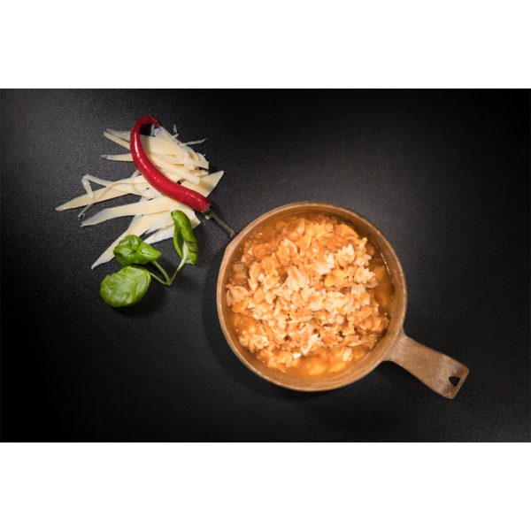 316105 Tactical Foodpack Tuna Pasta 110g1 <big>Romige tomatenpasta die perfect is voor als lunch of als avondmaaltijd met tonijn en kruiden met een vleugje kaneel. Dit recept is geïnspireerd door Jamie Oliver.</big> <big>Energiegehalte per portie is 500 kcal.</big> <big><strong>Hoe klaar te maken:</strong></big> <big>Open de verpakking - verwijder het vochtzakje - voeg 300ml warm/heet water toe - even goed roeren - sluit de verpakking weer en wacht 8 minuten</big> <big><strong>Ingrediënten:</strong> Pasta(50%)(harde tarwe, water), gemalen tomaten, tonijn in olie (18%), visbouillon, koolzaadolie, brokkelkaas, suiker, chili, kaneel, basilicum, peper, zout.</big> <big><strong>Let op! Kan sporen van selderij en mosterd bevatten.</strong></big>