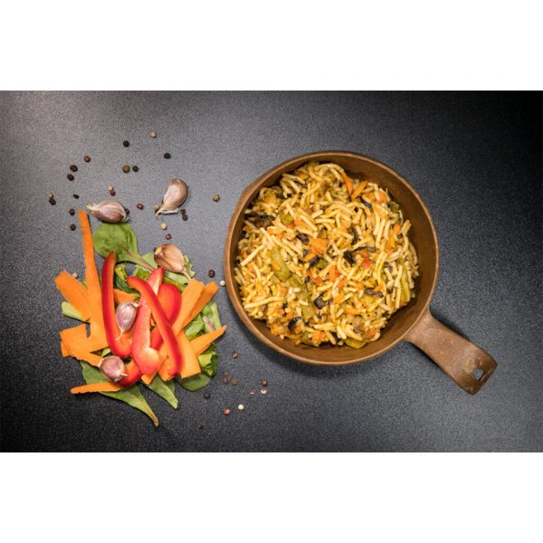 316106 Tactical Foodpack Veggie Wok and Noodles 100g1 <big>De Veggie Wok & Noodles is speciaal gemaakt voor diegene die graag vegetarisch/vegan eten maar niet je standaard 'wortel met sla' maaltijd wil en wel echt een lekkere maaltijd wil. Maar - mocht je wel vlees eten, dan weten we zeker dat deze maaltijd je ook zal verrassen! Hoewel het gerecht zelf 100% veganistisch is, bevat het veel noodzakelijke voedingsstoffen en heeft het een hoge calorische waarde. </big> <big>Energiegehalte per portie is 503 kcal.</big> <big><strong>Hoe klaar te maken:</strong></big> <big>Open de verpakking - verwijder het vochtzakje - voeg 300ml warm/heet water toe - even goed roeren - sluit de verpakking weer en wacht 8 minuten </big> <big><strong>Ingrediënten:</strong> Spaghetti (42%)(Tarwe, Water, kurkuma), groentebouillon, koolzaadolie, rode peper (11,3%), wortels (11,3%), bonen (7,5%), uien (7,5%), tomaten, (7,5%), olijven (4,5%), knoflook, specerijen, kruiden, zout.</big> <big><strong>Let op! Kan sporen bevatten van selderij, melk en mosterd.</strong></big>