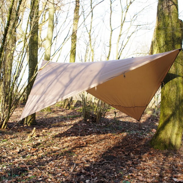 319562 TF 2215 Tarp11 <strong><big>TF-2215 Tarp </big></strong> <hr /> <big>Deze lichtgewicht tarp Wolf Brown is ontworpen voor actieve outdoor mensen die graag de wildernis in trekken. Met de TF-2215 tarp kun je in no time een tijdelijk onderkomen maken. Het zeil is ideaal voor diverse buitensport activiteiten zoals trekking, vissen/jacht of als nood onderkomen.</big> <big>De tarp is gemaakt van 210T polyester rip-stop met PP webbing voor het buitenkant. Polyester oxford met PP-band voor buitenzak.</big> <strong>Afmeting zeil:</strong> 3 x 3 meter (10x10 feet) <strong>Tarp is verpakt in een pouch met Molle systeem en heeft de volgende inhoud:</strong> <ul> <li><big>1x Tarp / zeil 3 x 3 m</big></li> <li><big>6x aluminium haring</big></li> <li><big>1x touw 12m (zelf op maat te knippen)</big></li> </ul> <big><strong>Kenmerken:</strong></big> <ul> <li><big>Drukknopen zodat het gemakkelijker bij elkaar blijft en op te vouwen is.</big></li> <li><big>Inclusief Molle foudraal om het gemakkelijk op te bergen</big></li> <li><big>Te bevestigen aan elke Molle compatible rugzak</big></li> <li><big>Verstevigde hoeken met O-ringen en lussen met D-ringen</big></li> </ul>