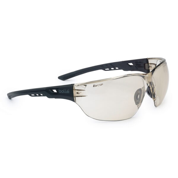 256543 Bolle Ness bril BSSI CSP platinum PSSNESSC13 49 <big>NESS+ biedt u nauwe bescherming dankzij het ultra omhullende ontwerp, zonder op comfort in te boeten.</big> <big>dankzij de bi-materiaal pootjes. De exclusieve PLATINUM® anti-condens, anti-kras coating verbeteren uw prestaties en gezichtsveld.</big> <big><strong>Platinum coating</strong></big> <big>Permanente coating aan beide zijden van de lens, geeft een hoge weerstand tegen krassen en vertraagt het beslaan van de glazen. Gecertificeerd K & N (EN166) PLATINUM® is bestand tegen de meest agressieve chemicaliën.</big> <big><strong>CSP-coating</strong></big> <big>Deze innovatieve coating is een effectieve oplossing voor alle activiteiten waarbij blootstelling aan fel licht en weinig licht wordt afgewisseld, terwijl het ook geschikt is voor omgevingen met extreem warme en koude temperaturen.</big>