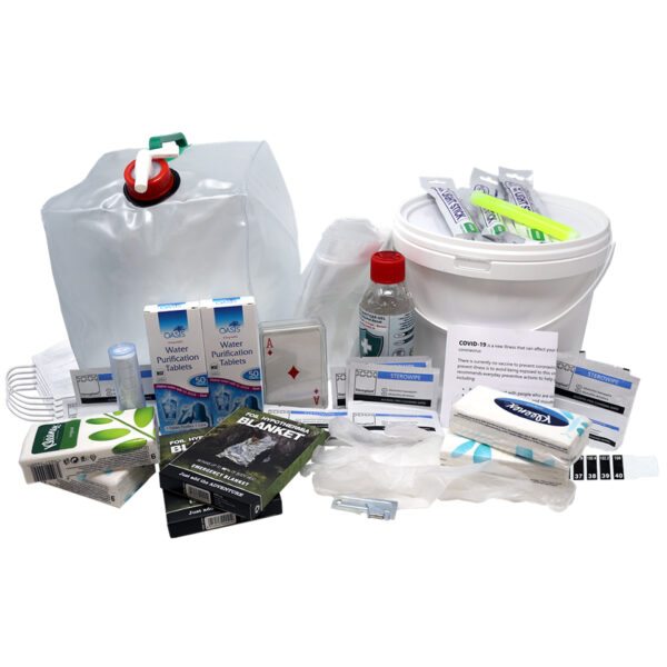 469455 BCB Family survival pack CK071 <strong>Waarom kiezen voor deze kit?</strong> <ul> <li><strong>Volledige voorbereiding voor gezinsbehoeften</strong>: Van hygiëneproducten tot waterzuiveringstabletten, alles wat je nodig hebt voor een noodsituatie is aanwezig.</li> <li><strong>Compact en praktisch</strong>: De items zijn efficiënt verpakt in een makkelijk draagbare tas, ideaal voor snelle toegang in een crisis.</li> <li><strong>Gezond blijven in noodsituaties</strong>: De kit bevat niet alleen beschermingsmiddelen zoals maskers en handschoenen, maar ook essentiële hygiëneproducten om gezond te blijven in stressvolle situaties.</li> </ul> <strong>Gewicht:</strong> 1550 g <strong>Merk:</strong> BCB Met de <strong>BCB Noodsituatie Survival Kit voor Gezinnen</strong> ben je volledig voorbereid op onverwachte noodsituaties. Deze kit biedt een uitstekende balans tussen hygiëne, waterzuivering, bescherming en overleving, speciaal samengesteld om jouw gezin te ondersteunen wanneer elke seconde telt. Ideaal voor zowel kortetermijn-crises als langdurige zelfvoorziening. Zorg ervoor dat je altijd voorbereid bent met deze alles-in-één noodkit voor het hele gezin!