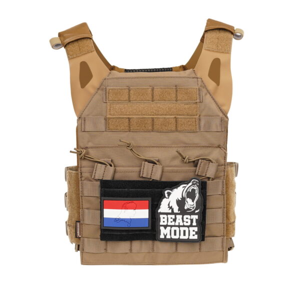 359998 MOLLE patch adapter hook loop big6 <strong>MOLLE Patch Adapter Hook & Loop Big – Ideaal voor Patches en Pouches</strong> Met de <strong>MOLLE Patch Adapter Hook & Loop Big</strong> breid je eenvoudig de functionaliteit van je <strong>rugzak</strong> of <strong>tactical vest</strong> uit. Dit handige klittenbandpaneel is speciaal ontworpen om te worden bevestigd aan <strong>MOLLE-systemen</strong>, zodat je gemakkelijk patches, emblemen of kleine pouches kunt toevoegen. Perfect voor iedereen die flexibiliteit en maatwerk belangrijk vindt in hun uitrusting.