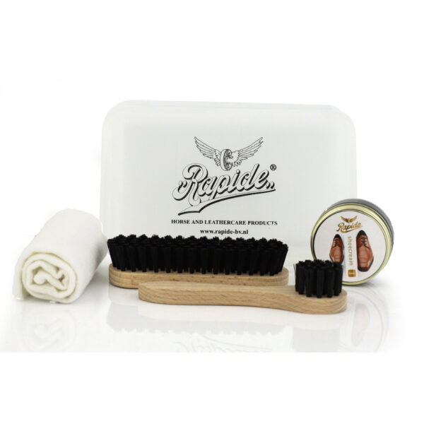 rapide schoenpoets set <strong>Schoenpoets set </strong>is een handig schoenonderhoud boxje met een click systeem om mee te nemen voor onderweg en/of op vakantie. De box is verkrijgbaar in 3 varianten: Hier zit dan een inpoets- en uitpoetsborstel + glansdoekje bij in. De schoencrème bevat hoogwaardige glanswassen en geeft een top resultaat. <ul> <li>50ml ledeewas</li> <li>2 borstels voor het in en uitpoetsen</li> <li>doek</li> </ul> Rapide - schoenpoets set/ Shoecare set - Blank / neutraal