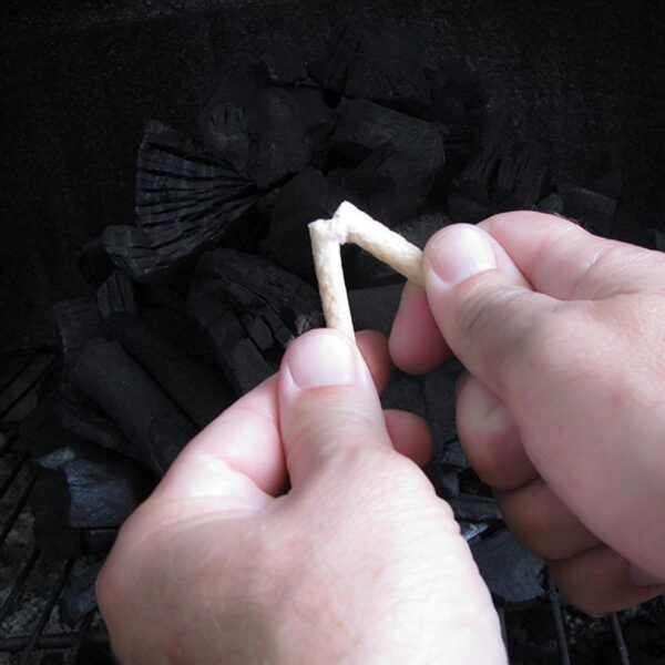 429756 Eco Fire Sticks 18pcs778 Ontdek de Eco Fire Sticks, jouw duurzame metgezel voor het moeiteloos aansteken van vuur, BBQ's en openhaarden. Deze hoogwaardige vuurstokjes zijn gemaakt van natuurlijk katoen en voedselkwaliteit paraffine-was, waardoor ze veilig en stabiel branden gedurende ongeveer 10 minuten. Flexibel in gebruik, kun je ze naar wens verdraaien voor het gewenste effect. Milieuvriendelijk en non-toxic, voldoen ze aan de hoogste normen van veiligheid en duurzaamheid. Maak vuur maken gemakkelijk, effectief en eco-vriendelijk met de Eco Fire Sticks.