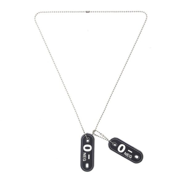 461260 Dog tag PVC Bloedgroep O negatief <big>Deze bloedgroep dog tag set is handig om je bloedgroep te kunnen laten zien. Gemaakt van 100% PVC, bevestigd aan een metalen ketting. De achterzijde van de PVC dog tag is ook voorzien van klittenband, en is dus ook te gebruiken als patch. De letters zijn tevens glow in the dark en lichten op in het donker.</big> <big><strong>De set bestaat uit:</strong></big> <ul> <li><big>1 kleine ketting</big></li> <li><big>1 grote ketting</big></li> <li><big>2 rubberen bloedgroep tags</big></li> </ul> <big><strong>Afmetingen pvc-patch: </strong>7 x 2,5 cm <strong>Lengte ketting</strong>: 34 cm</big> <big><strong>Materiaal:</strong> 100% PVC</big>