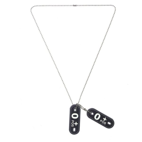 461261 Dog tag PVC Bloedgroep O positief <big>Deze bloedgroep dog tag set is handig om je bloedgroep te kunnen laten zien. Gemaakt van 100% PVC, bevestigd aan een metalen ketting. De achterzijde van de PVC dog tag is ook voorzien van klittenband, en is dus ook te gebruiken als patch. De letters zijn tevens glow in the dark en lichten op in het donker.</big> <big><strong>De set bestaat uit:</strong></big> <ul> <li><big>1 kleine ketting</big></li> <li><big>1 grote ketting</big></li> <li><big>2 rubberen bloedgroep tags</big></li> </ul> <big><strong>Afmetingen pvc-patch: </strong>7 x 2,5 cm <strong>Lengte ketting</strong>: 34 cm</big> <big><strong>Materiaal:</strong> 100% PVC</big>
