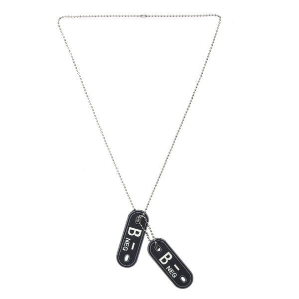 461262 Dog tag PVC Bloedgroep B negatief <big>Deze bloedgroep dog tag set is handig om je bloedgroep te kunnen laten zien. Gemaakt van 100% PVC, bevestigd aan een metalen ketting. De achterzijde van de PVC dog tag is ook voorzien van klittenband, en is dus ook te gebruiken als patch. De letters zijn tevens glow in the dark en lichten op in het donker.</big> <big><strong>De set bestaat uit:</strong></big> <ul> <li><big>1 kleine ketting</big></li> <li><big>1 grote ketting</big></li> <li><big>2 rubberen bloedgroep tags</big></li> </ul> <big><strong>Afmetingen pvc-patch: </strong>7 x 2,5 cm <strong>Lengte ketting</strong>: 34 cm</big> <big><strong>Materiaal:</strong> 100% PVC</big>