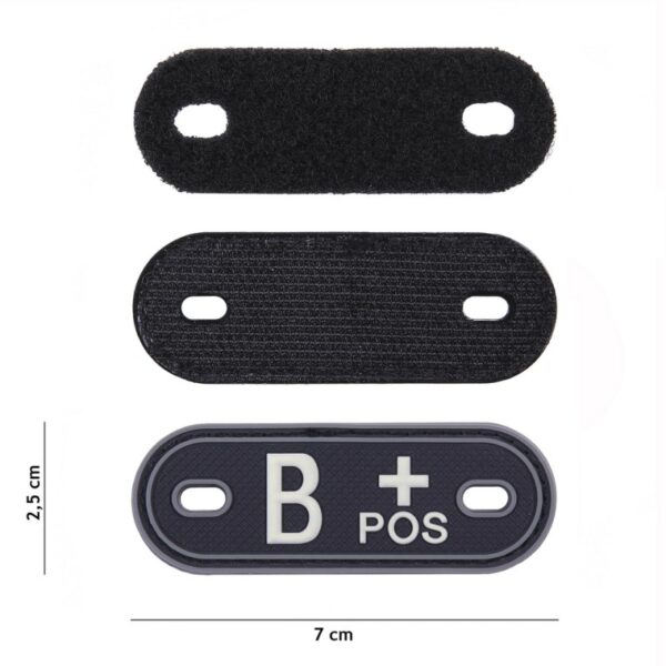 461263 Dog tag PVC Bloedgroep B positief1 <big>Deze bloedgroep dog tag set is handig om je bloedgroep te kunnen laten zien. Gemaakt van 100% PVC, bevestigd aan een metalen ketting. De achterzijde van de PVC dog tag is ook voorzien van klittenband, en is dus ook te gebruiken als patch. De letters zijn tevens glow in the dark en lichten op in het donker.</big> <big><strong>De set bestaat uit:</strong></big> <ul> <li><big>1 kleine ketting</big></li> <li><big>1 grote ketting</big></li> <li><big>2 rubberen bloedgroep tags</big></li> </ul> <big><strong>Afmetingen pvc-patch: </strong>7 x 2,5 cm <strong>Lengte ketting</strong>: 34 cm</big> <big><strong>Materiaal:</strong> 100% PVC</big>