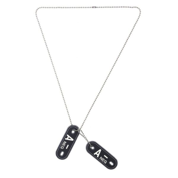 461264 Dog tag PVC Bloedgroep A negatief <big>Deze bloedgroep dog tag set is handig om je bloedgroep te kunnen laten zien. Gemaakt van 100% PVC, bevestigd aan een metalen ketting. De achterzijde van de PVC dog tag is ook voorzien van klittenband, en is dus ook te gebruiken als patch. De letters zijn tevens glow in the dark en lichten op in het donker.</big> <big><strong>De set bestaat uit:</strong></big> <ul> <li><big>1 kleine ketting</big></li> <li><big>1 grote ketting</big></li> <li><big>2 rubberen bloedgroep tags</big></li> </ul> <big><strong>Afmetingen pvc-patch: </strong>7 x 2,5 cm <strong>Lengte ketting</strong>: 34 cm</big> <big><strong>Materiaal:</strong> 100% PVC</big>