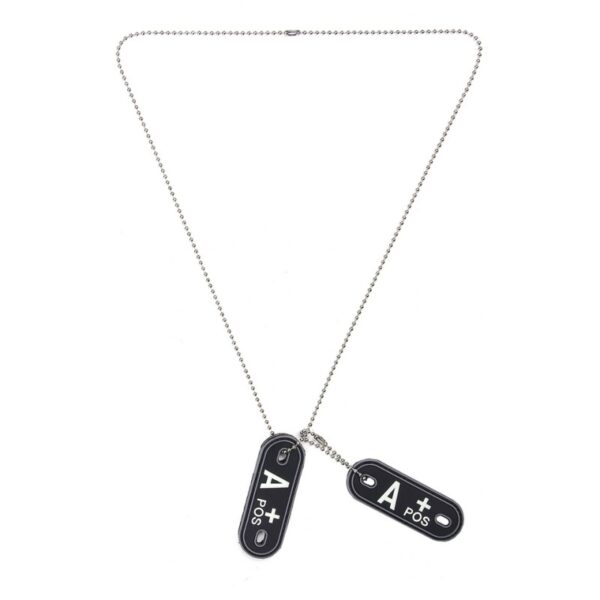 461265 Dog tag PVC Bloedgroep A positief <big>Deze bloedgroep dog tag set is handig om je bloedgroep te kunnen laten zien. Gemaakt van 100% PVC, bevestigd aan een metalen ketting. De achterzijde van de PVC dog tag is ook voorzien van klittenband, en is dus ook te gebruiken als patch. De letters zijn tevens glow in the dark en lichten op in het donker.</big> <big><strong>De set bestaat uit:</strong></big> <ul> <li><big>1 kleine ketting</big></li> <li><big>1 grote ketting</big></li> <li><big>2 rubberen bloedgroep tags</big></li> </ul> <big><strong>Afmetingen pvc-patch: </strong>7 x 2,5 cm <strong>Lengte ketting</strong>: 34 cm</big> <big><strong>Materiaal:</strong> 100% PVC</big>