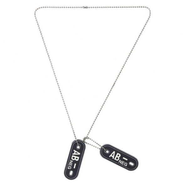 461266 Dog tag PVC Bloedgroep AB negatief <big>Deze bloedgroep dog tag set is handig om je bloedgroep te kunnen laten zien. Gemaakt van 100% PVC, bevestigd aan een metalen ketting. De achterzijde van de PVC dog tag is ook voorzien van klittenband, en is dus ook te gebruiken als patch. De letters zijn tevens glow in the dark en lichten op in het donker.</big> <big><strong>De set bestaat uit:</strong></big> <ul> <li><big>1 kleine ketting</big></li> <li><big>1 grote ketting</big></li> <li><big>2 rubberen bloedgroep tags</big></li> </ul> <big><strong>Afmetingen pvc-patch: </strong>7 x 2,5 cm <strong>Lengte ketting</strong>: 34 cm</big> <big><strong>Materiaal:</strong> 100% PVC</big>