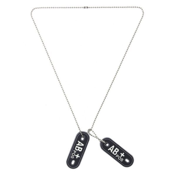 461267 Dog tag PVC Bloedgroep AB positief <big>Deze bloedgroep dog tag set is handig om je bloedgroep te kunnen laten zien. Gemaakt van 100% PVC, bevestigd aan een metalen ketting. De achterzijde van de PVC dog tag is ook voorzien van klittenband, en is dus ook te gebruiken als patch. De letters zijn tevens glow in the dark en lichten op in het donker.</big> <big><strong>De set bestaat uit:</strong></big> <ul> <li><big>1 kleine ketting</big></li> <li><big>1 grote ketting</big></li> <li><big>2 rubberen bloedgroep tags</big></li> </ul> <big><strong>Afmetingen pvc-patch: </strong>7 x 2,5 cm <strong>Lengte ketting</strong>: 34 cm</big> <big><strong>Materiaal:</strong> 100% PVC</big>