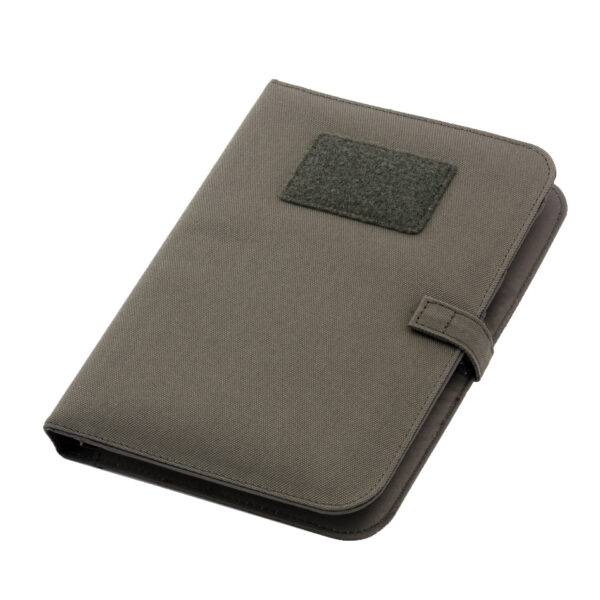 419224 Notitieboek Outdoor groot <big>Gestoffeerd outdoor/tactical notitieboek Groen met klittenband sluiting. Voorzien van diverse vakjes/documenthouders aan de binnenzijde. Handig voor onderweg, op reis of naar het werk. De stevige cover zorgt ervoor dat dit notitieblok tegen een stootje kan. <strong>Afmetingen: </strong>24 x 17,5 x 3.5 cm <strong>Kenmerken:</strong></big> <ul> <li><big>Klittenband patch paneel op de voorzijde</big></li> <li><big>Vervangbaar/verwijderbaar notitieblok A5 formaat</big></li> <li><big>Twee penhouders aan de binnenzijde</big></li> <li><big>Diverse vakjes om pasjes/documenten in op te slaan</big></li> </ul>