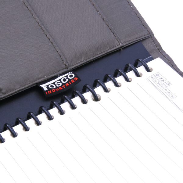 419224 Notitieboek Outdoor groot3 <big>Gestoffeerd outdoor/tactical notitieboek Groen met klittenband sluiting. Voorzien van diverse vakjes/documenthouders aan de binnenzijde. Handig voor onderweg, op reis of naar het werk. De stevige cover zorgt ervoor dat dit notitieblok tegen een stootje kan. <strong>Afmetingen: </strong>24 x 17,5 x 3.5 cm <strong>Kenmerken:</strong></big> <ul> <li><big>Klittenband patch paneel op de voorzijde</big></li> <li><big>Vervangbaar/verwijderbaar notitieblok A5 formaat</big></li> <li><big>Twee penhouders aan de binnenzijde</big></li> <li><big>Diverse vakjes om pasjes/documenten in op te slaan</big></li> </ul>