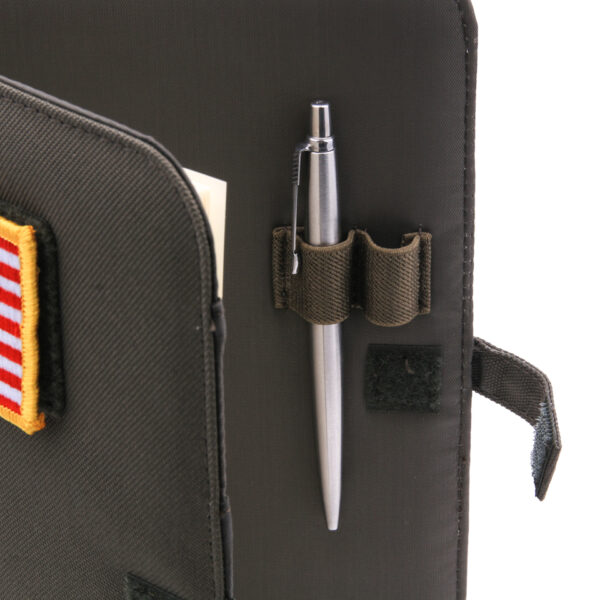 419224 Notitieboek Outdoor groot4 <big>Gestoffeerd outdoor/tactical notitieboek Groen met klittenband sluiting. Voorzien van diverse vakjes/documenthouders aan de binnenzijde. Handig voor onderweg, op reis of naar het werk. De stevige cover zorgt ervoor dat dit notitieblok tegen een stootje kan. <strong>Afmetingen: </strong>24 x 17,5 x 3.5 cm <strong>Kenmerken:</strong></big> <ul> <li><big>Klittenband patch paneel op de voorzijde</big></li> <li><big>Vervangbaar/verwijderbaar notitieblok A5 formaat</big></li> <li><big>Twee penhouders aan de binnenzijde</big></li> <li><big>Diverse vakjes om pasjes/documenten in op te slaan</big></li> </ul>