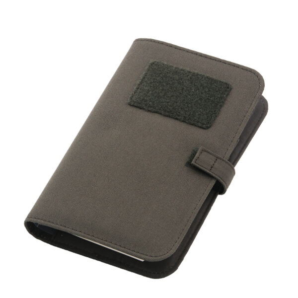 419225 Notitieboek Outdoor klein <big>Gestoffeerd outdoor/tactical notitieboek Groen met klittenband sluiting. Voorzien van diverse vakjes/documenthouders aan de binnenzijde. Handig voor onderweg, op reis of naar het werk. De stevige cover zorgt ervoor dat dit notitieblok tegen een stootje kan. <strong>Afmetingen: </strong>20,5 x 13,5 x 4,5 cm <strong>Kenmerken:</strong></big> <ul> <li><big>Klittenband patch paneel op de voorzijde</big></li> <li><big>Vervangbaar/verwijderbaar notitieblok</big></li> <li><big>Twee penhouders aan de binnenzijde</big></li> <li><big>Diverse vakjes om pasjes/documenten in op te slaan</big></li> </ul>