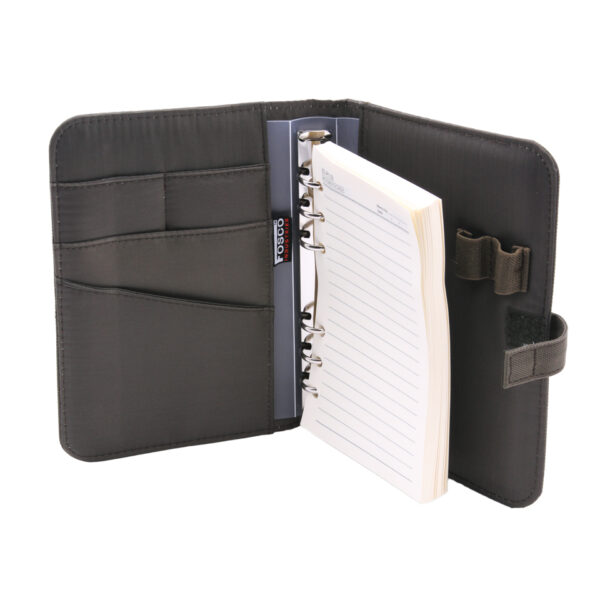 419225 Notitieboek Outdoor klein1 <big>Gestoffeerd outdoor/tactical notitieboek Groen met klittenband sluiting. Voorzien van diverse vakjes/documenthouders aan de binnenzijde. Handig voor onderweg, op reis of naar het werk. De stevige cover zorgt ervoor dat dit notitieblok tegen een stootje kan. <strong>Afmetingen: </strong>20,5 x 13,5 x 4,5 cm <strong>Kenmerken:</strong></big> <ul> <li><big>Klittenband patch paneel op de voorzijde</big></li> <li><big>Vervangbaar/verwijderbaar notitieblok</big></li> <li><big>Twee penhouders aan de binnenzijde</big></li> <li><big>Diverse vakjes om pasjes/documenten in op te slaan</big></li> </ul>