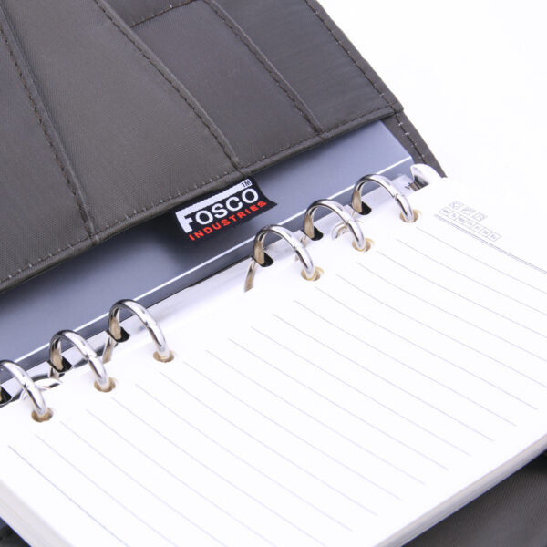 419225 Notitieboek Outdoor klein2 <big>Gestoffeerd outdoor/tactical notitieboek Groen met klittenband sluiting. Voorzien van diverse vakjes/documenthouders aan de binnenzijde. Handig voor onderweg, op reis of naar het werk. De stevige cover zorgt ervoor dat dit notitieblok tegen een stootje kan. <strong>Afmetingen: </strong>20,5 x 13,5 x 4,5 cm <strong>Kenmerken:</strong></big> <ul> <li><big>Klittenband patch paneel op de voorzijde</big></li> <li><big>Vervangbaar/verwijderbaar notitieblok</big></li> <li><big>Twee penhouders aan de binnenzijde</big></li> <li><big>Diverse vakjes om pasjes/documenten in op te slaan</big></li> </ul>