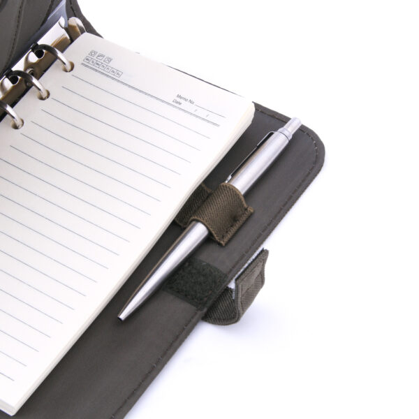 419225 Notitieboek Outdoor klein3 <big>Gestoffeerd outdoor/tactical notitieboek Groen met klittenband sluiting. Voorzien van diverse vakjes/documenthouders aan de binnenzijde. Handig voor onderweg, op reis of naar het werk. De stevige cover zorgt ervoor dat dit notitieblok tegen een stootje kan. <strong>Afmetingen: </strong>20,5 x 13,5 x 4,5 cm <strong>Kenmerken:</strong></big> <ul> <li><big>Klittenband patch paneel op de voorzijde</big></li> <li><big>Vervangbaar/verwijderbaar notitieblok</big></li> <li><big>Twee penhouders aan de binnenzijde</big></li> <li><big>Diverse vakjes om pasjes/documenten in op te slaan</big></li> </ul>
