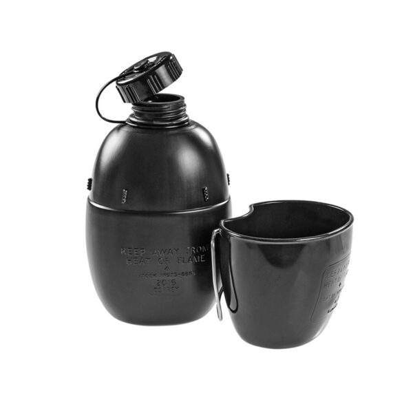 311090 BCB Nato waterfles mok CR244B <big>De Osprey NATO-waterfles en -beker is een klassiek stuk outdooruitrusting en wordt al decennia lang standaard geleverd door het Britse leger. De inhoud van de fles is 1 liter en is gemaakt van stevig zwart plastic dat niet zal splijten of breken. De mok heeft een inhoud van 500 ml Als onderdeel van het NATO-systeem is de Osprey-waterfles ontworpen om in de BCB NATO Crusader Cup te passen, waardoor je ruimte bespaart in je rugzak. Deze heavy-duty waterfles heeft een verzegeling in het deksel om lekkage te voorkomen, terwijl het deksel permanent is bevestigd om te voorkomen dat je hem kwijtraakt. Bij het zuiveren van opgevangen water met chemicaliën, voorkomt het zwarte plastic van de Osprey-waterfles dat licht het zuiveringsproces beïnvloedt, waardoor dit een veiligere keuze is.​</big> <strong>Kenmerken:</strong> <ul> <li><big>British Army Issue (Osprey)</big></li> <li><big>BPA-vrij</big></li> <li><big>CR244B - Gemaakt door Osprey</big></li> <li><big>Verzegeld schroefdeksel</big></li> </ul> <big><strong>Inhoud: </strong>1 liter</big>