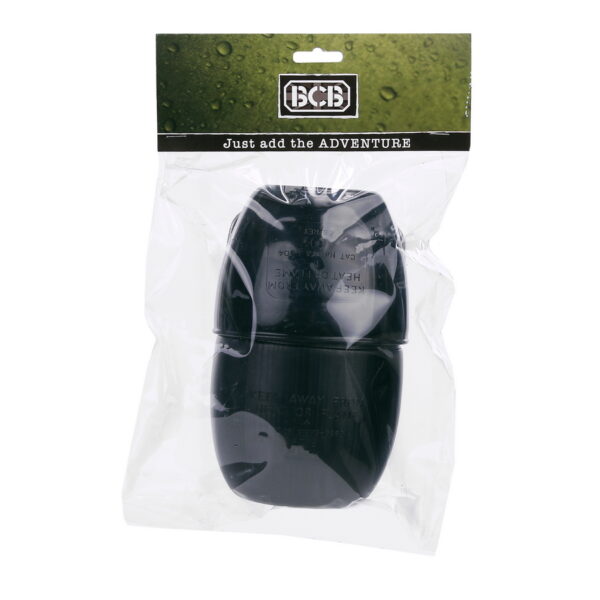 311090 BCB Nato waterfles mok CR244B2 <big>De Osprey NATO-waterfles en -beker is een klassiek stuk outdooruitrusting en wordt al decennia lang standaard geleverd door het Britse leger. De inhoud van de fles is 1 liter en is gemaakt van stevig zwart plastic dat niet zal splijten of breken. De mok heeft een inhoud van 500 ml Als onderdeel van het NATO-systeem is de Osprey-waterfles ontworpen om in de BCB NATO Crusader Cup te passen, waardoor je ruimte bespaart in je rugzak. Deze heavy-duty waterfles heeft een verzegeling in het deksel om lekkage te voorkomen, terwijl het deksel permanent is bevestigd om te voorkomen dat je hem kwijtraakt. Bij het zuiveren van opgevangen water met chemicaliën, voorkomt het zwarte plastic van de Osprey-waterfles dat licht het zuiveringsproces beïnvloedt, waardoor dit een veiligere keuze is.​</big> <strong>Kenmerken:</strong> <ul> <li><big>British Army Issue (Osprey)</big></li> <li><big>BPA-vrij</big></li> <li><big>CR244B - Gemaakt door Osprey</big></li> <li><big>Verzegeld schroefdeksel</big></li> </ul> <big><strong>Inhoud: </strong>1 liter</big>