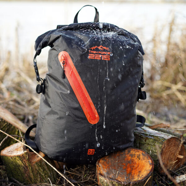 351740 TF 2215 Beavertrail Drybag 22L1 <big>De TF-2215 Beavertrail drybag Zwart/Grijs is een waterdichte rugzak welke zich kenmerkt door zijn lichtgewicht ontwerp. Deze rugzak is gemaakt van sterk PU ripstop materiaal en kan je opvouwen tot een klein pakketje, ideaal voor onderweg dus.</big> Stop deze tas bijvoorbeeld in je koffer, dashboardkasje van je auto of een andere plek waar je hem snel kunt pakken. Zo heb je altijd een waterdichte rugzak bij de hand. Geschikt als daypack voor alledaags gebruik of voor uitdagende outdoor activiteiten waarbij water een rol speelt. De inhoud van de tas blijft netjes droog dankzij het waterdichte PU materiaal en het functionele sluitsysteem. <strong>Eigenschappen:</strong> <ul> <li><big>Tot zeer compact opvouwbaar</big></li> <li><big>Zeer lichtgewicht ontwerp</big></li> <li><big>Waterproof YKK zipper voorvak</big></li> <li><big>Sterke ITW buckles</big></li> <li><big>Handig voor onderweg/op reis</big></li> <li><big>Ergonomische schouderriemen met schuimvulling</big></li> <li><big>Handig sluitsysteem om de tas waterdicht te maken</big></li> </ul> <big><strong>Afmetingen:</strong> 44 x 27 x 19 cm (gesloten rugzak) <strong>Inhoud:</strong> 22 liter</big> <strong>Waterdichtheid:</strong> Bestand tegen spatwater en kortstondig onderdompelen. Geschikt voor outdoor activiteiten als Motorrijden, Kajakken, Raften, Varen, Wandelen, Kamperen, Vissen, Wintersport, Kanoën etc. <strong>Sluitsysteem:</strong> Om een goede waterdichtheid te verzekeren: Sluit de opening van de tas en rol deze 2 tot 3 keer om, bevestig hierna de buckle sluiting. <strong><em>Let op! Het is niet de bedoeling dat de tas met opzet onderwater wordt gehouden. Niet geschikt om mee te duiken etc</em></strong> <table class="table table-striped"> <tbody> <tr> <td>Materiaal</td> <td>100% PVC</td> </tr> </tbody> </table> https://youtu.be/S2xPhELOmUs