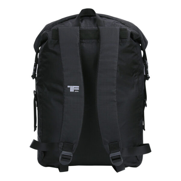 351740 TF 2215 Beavertrail Drybag 22L11 <big>De TF-2215 Beavertrail drybag Zwart/Grijs is een waterdichte rugzak welke zich kenmerkt door zijn lichtgewicht ontwerp. Deze rugzak is gemaakt van sterk PU ripstop materiaal en kan je opvouwen tot een klein pakketje, ideaal voor onderweg dus.</big> Stop deze tas bijvoorbeeld in je koffer, dashboardkasje van je auto of een andere plek waar je hem snel kunt pakken. Zo heb je altijd een waterdichte rugzak bij de hand. Geschikt als daypack voor alledaags gebruik of voor uitdagende outdoor activiteiten waarbij water een rol speelt. De inhoud van de tas blijft netjes droog dankzij het waterdichte PU materiaal en het functionele sluitsysteem. <strong>Eigenschappen:</strong> <ul> <li><big>Tot zeer compact opvouwbaar</big></li> <li><big>Zeer lichtgewicht ontwerp</big></li> <li><big>Waterproof YKK zipper voorvak</big></li> <li><big>Sterke ITW buckles</big></li> <li><big>Handig voor onderweg/op reis</big></li> <li><big>Ergonomische schouderriemen met schuimvulling</big></li> <li><big>Handig sluitsysteem om de tas waterdicht te maken</big></li> </ul> <big><strong>Afmetingen:</strong> 44 x 27 x 19 cm (gesloten rugzak) <strong>Inhoud:</strong> 22 liter</big> <strong>Waterdichtheid:</strong> Bestand tegen spatwater en kortstondig onderdompelen. Geschikt voor outdoor activiteiten als Motorrijden, Kajakken, Raften, Varen, Wandelen, Kamperen, Vissen, Wintersport, Kanoën etc. <strong>Sluitsysteem:</strong> Om een goede waterdichtheid te verzekeren: Sluit de opening van de tas en rol deze 2 tot 3 keer om, bevestig hierna de buckle sluiting. <strong><em>Let op! Het is niet de bedoeling dat de tas met opzet onderwater wordt gehouden. Niet geschikt om mee te duiken etc</em></strong> <table class="table table-striped"> <tbody> <tr> <td>Materiaal</td> <td>100% PVC</td> </tr> </tbody> </table> https://youtu.be/S2xPhELOmUs