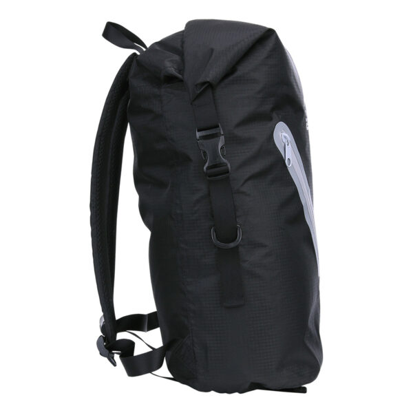 351740 TF 2215 Beavertrail Drybag 22L12 <big>De TF-2215 Beavertrail drybag Zwart/Grijs is een waterdichte rugzak welke zich kenmerkt door zijn lichtgewicht ontwerp. Deze rugzak is gemaakt van sterk PU ripstop materiaal en kan je opvouwen tot een klein pakketje, ideaal voor onderweg dus.</big> Stop deze tas bijvoorbeeld in je koffer, dashboardkasje van je auto of een andere plek waar je hem snel kunt pakken. Zo heb je altijd een waterdichte rugzak bij de hand. Geschikt als daypack voor alledaags gebruik of voor uitdagende outdoor activiteiten waarbij water een rol speelt. De inhoud van de tas blijft netjes droog dankzij het waterdichte PU materiaal en het functionele sluitsysteem. <strong>Eigenschappen:</strong> <ul> <li><big>Tot zeer compact opvouwbaar</big></li> <li><big>Zeer lichtgewicht ontwerp</big></li> <li><big>Waterproof YKK zipper voorvak</big></li> <li><big>Sterke ITW buckles</big></li> <li><big>Handig voor onderweg/op reis</big></li> <li><big>Ergonomische schouderriemen met schuimvulling</big></li> <li><big>Handig sluitsysteem om de tas waterdicht te maken</big></li> </ul> <big><strong>Afmetingen:</strong> 44 x 27 x 19 cm (gesloten rugzak) <strong>Inhoud:</strong> 22 liter</big> <strong>Waterdichtheid:</strong> Bestand tegen spatwater en kortstondig onderdompelen. Geschikt voor outdoor activiteiten als Motorrijden, Kajakken, Raften, Varen, Wandelen, Kamperen, Vissen, Wintersport, Kanoën etc. <strong>Sluitsysteem:</strong> Om een goede waterdichtheid te verzekeren: Sluit de opening van de tas en rol deze 2 tot 3 keer om, bevestig hierna de buckle sluiting. <strong><em>Let op! Het is niet de bedoeling dat de tas met opzet onderwater wordt gehouden. Niet geschikt om mee te duiken etc</em></strong> <table class="table table-striped"> <tbody> <tr> <td>Materiaal</td> <td>100% PVC</td> </tr> </tbody> </table> https://youtu.be/S2xPhELOmUs