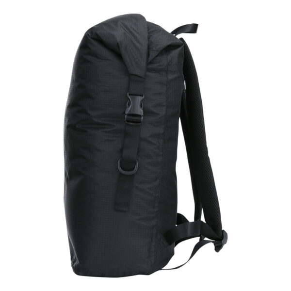 351740 TF 2215 Beavertrail Drybag 22L13 <big>De TF-2215 Beavertrail drybag Zwart/Grijs is een waterdichte rugzak welke zich kenmerkt door zijn lichtgewicht ontwerp. Deze rugzak is gemaakt van sterk PU ripstop materiaal en kan je opvouwen tot een klein pakketje, ideaal voor onderweg dus.</big> Stop deze tas bijvoorbeeld in je koffer, dashboardkasje van je auto of een andere plek waar je hem snel kunt pakken. Zo heb je altijd een waterdichte rugzak bij de hand. Geschikt als daypack voor alledaags gebruik of voor uitdagende outdoor activiteiten waarbij water een rol speelt. De inhoud van de tas blijft netjes droog dankzij het waterdichte PU materiaal en het functionele sluitsysteem. <strong>Eigenschappen:</strong> <ul> <li><big>Tot zeer compact opvouwbaar</big></li> <li><big>Zeer lichtgewicht ontwerp</big></li> <li><big>Waterproof YKK zipper voorvak</big></li> <li><big>Sterke ITW buckles</big></li> <li><big>Handig voor onderweg/op reis</big></li> <li><big>Ergonomische schouderriemen met schuimvulling</big></li> <li><big>Handig sluitsysteem om de tas waterdicht te maken</big></li> </ul> <big><strong>Afmetingen:</strong> 44 x 27 x 19 cm (gesloten rugzak) <strong>Inhoud:</strong> 22 liter</big> <strong>Waterdichtheid:</strong> Bestand tegen spatwater en kortstondig onderdompelen. Geschikt voor outdoor activiteiten als Motorrijden, Kajakken, Raften, Varen, Wandelen, Kamperen, Vissen, Wintersport, Kanoën etc. <strong>Sluitsysteem:</strong> Om een goede waterdichtheid te verzekeren: Sluit de opening van de tas en rol deze 2 tot 3 keer om, bevestig hierna de buckle sluiting. <strong><em>Let op! Het is niet de bedoeling dat de tas met opzet onderwater wordt gehouden. Niet geschikt om mee te duiken etc</em></strong> <table class="table table-striped"> <tbody> <tr> <td>Materiaal</td> <td>100% PVC</td> </tr> </tbody> </table> https://youtu.be/S2xPhELOmUs