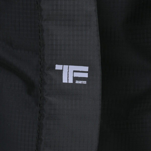 351740 TF 2215 Beavertrail Drybag 22L14 <big>De TF-2215 Beavertrail drybag Zwart/Grijs is een waterdichte rugzak welke zich kenmerkt door zijn lichtgewicht ontwerp. Deze rugzak is gemaakt van sterk PU ripstop materiaal en kan je opvouwen tot een klein pakketje, ideaal voor onderweg dus.</big> Stop deze tas bijvoorbeeld in je koffer, dashboardkasje van je auto of een andere plek waar je hem snel kunt pakken. Zo heb je altijd een waterdichte rugzak bij de hand. Geschikt als daypack voor alledaags gebruik of voor uitdagende outdoor activiteiten waarbij water een rol speelt. De inhoud van de tas blijft netjes droog dankzij het waterdichte PU materiaal en het functionele sluitsysteem. <strong>Eigenschappen:</strong> <ul> <li><big>Tot zeer compact opvouwbaar</big></li> <li><big>Zeer lichtgewicht ontwerp</big></li> <li><big>Waterproof YKK zipper voorvak</big></li> <li><big>Sterke ITW buckles</big></li> <li><big>Handig voor onderweg/op reis</big></li> <li><big>Ergonomische schouderriemen met schuimvulling</big></li> <li><big>Handig sluitsysteem om de tas waterdicht te maken</big></li> </ul> <big><strong>Afmetingen:</strong> 44 x 27 x 19 cm (gesloten rugzak) <strong>Inhoud:</strong> 22 liter</big> <strong>Waterdichtheid:</strong> Bestand tegen spatwater en kortstondig onderdompelen. Geschikt voor outdoor activiteiten als Motorrijden, Kajakken, Raften, Varen, Wandelen, Kamperen, Vissen, Wintersport, Kanoën etc. <strong>Sluitsysteem:</strong> Om een goede waterdichtheid te verzekeren: Sluit de opening van de tas en rol deze 2 tot 3 keer om, bevestig hierna de buckle sluiting. <strong><em>Let op! Het is niet de bedoeling dat de tas met opzet onderwater wordt gehouden. Niet geschikt om mee te duiken etc</em></strong> <table class="table table-striped"> <tbody> <tr> <td>Materiaal</td> <td>100% PVC</td> </tr> </tbody> </table> https://youtu.be/S2xPhELOmUs