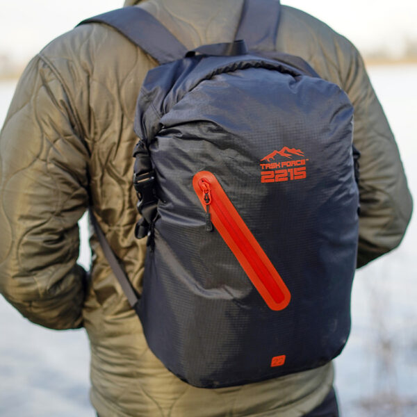 351740 TF 2215 Beavertrail Drybag 22L3 <big>De TF-2215 Beavertrail drybag Zwart/Grijs is een waterdichte rugzak welke zich kenmerkt door zijn lichtgewicht ontwerp. Deze rugzak is gemaakt van sterk PU ripstop materiaal en kan je opvouwen tot een klein pakketje, ideaal voor onderweg dus.</big> Stop deze tas bijvoorbeeld in je koffer, dashboardkasje van je auto of een andere plek waar je hem snel kunt pakken. Zo heb je altijd een waterdichte rugzak bij de hand. Geschikt als daypack voor alledaags gebruik of voor uitdagende outdoor activiteiten waarbij water een rol speelt. De inhoud van de tas blijft netjes droog dankzij het waterdichte PU materiaal en het functionele sluitsysteem. <strong>Eigenschappen:</strong> <ul> <li><big>Tot zeer compact opvouwbaar</big></li> <li><big>Zeer lichtgewicht ontwerp</big></li> <li><big>Waterproof YKK zipper voorvak</big></li> <li><big>Sterke ITW buckles</big></li> <li><big>Handig voor onderweg/op reis</big></li> <li><big>Ergonomische schouderriemen met schuimvulling</big></li> <li><big>Handig sluitsysteem om de tas waterdicht te maken</big></li> </ul> <big><strong>Afmetingen:</strong> 44 x 27 x 19 cm (gesloten rugzak) <strong>Inhoud:</strong> 22 liter</big> <strong>Waterdichtheid:</strong> Bestand tegen spatwater en kortstondig onderdompelen. Geschikt voor outdoor activiteiten als Motorrijden, Kajakken, Raften, Varen, Wandelen, Kamperen, Vissen, Wintersport, Kanoën etc. <strong>Sluitsysteem:</strong> Om een goede waterdichtheid te verzekeren: Sluit de opening van de tas en rol deze 2 tot 3 keer om, bevestig hierna de buckle sluiting. <strong><em>Let op! Het is niet de bedoeling dat de tas met opzet onderwater wordt gehouden. Niet geschikt om mee te duiken etc</em></strong> <table class="table table-striped"> <tbody> <tr> <td>Materiaal</td> <td>100% PVC</td> </tr> </tbody> </table> https://youtu.be/S2xPhELOmUs