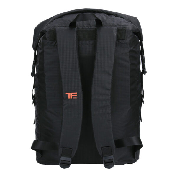 351740 TF 2215 Beavertrail Drybag 22L5 <big>De TF-2215 Beavertrail drybag Zwart/Oranje is een waterdichte rugzak welke zich kenmerkt door zijn lichtgewicht ontwerp. Deze rugzak is gemaakt van sterk PU ripstop materiaal en kan je opvouwen tot een klein pakketje, ideaal voor onderweg dus.</big> Stop deze tas bijvoorbeeld in je koffer, dashboardkasje van je auto of een andere plek waar je hem snel kunt pakken. Zo heb je altijd een waterdichte rugzak bij de hand. Geschikt als daypack voor alledaags gebruik of voor uitdagende outdoor activiteiten waarbij water een rol speelt. De inhoud van de tas blijft netjes droog dankzij het waterdichte PU materiaal en het functionele sluitsysteem. <strong>Eigenschappen:</strong> <ul> <li><big>Tot zeer compact opvouwbaar</big></li> <li><big>Zeer lichtgewicht ontwerp</big></li> <li><big>Waterproof YKK zipper voorvak</big></li> <li><big>Sterke ITW buckles</big></li> <li><big>Handig voor onderweg/op reis</big></li> <li><big>Ergonomische schouderriemen met schuimvulling</big></li> <li><big>Handig sluitsysteem om de tas waterdicht te maken</big></li> </ul> <big><strong>Afmetingen:</strong> 44 x 27 x 19 cm (gesloten rugzak) <strong>Inhoud:</strong> 22 liter</big> <strong>Waterdichtheid:</strong> Bestand tegen spatwater en kortstondig onderdompelen. Geschikt voor outdoor activiteiten als Motorrijden, Kajakken, Raften, Varen, Wandelen, Kamperen, Vissen, Wintersport, Kanoën etc. <strong>Sluitsysteem:</strong> Om een goede waterdichtheid te verzekeren: Sluit de opening van de tas en rol deze 2 tot 3 keer om, bevestig hierna de buckle sluiting. <strong><em>Let op! Het is niet de bedoeling dat de tas met opzet onderwater wordt gehouden. Niet geschikt om mee te duiken etc</em></strong> <table class="table table-striped"> <tbody> <tr> <td>Materiaal</td> <td>100% PVC</td> </tr> </tbody> </table> https://youtu.be/S2xPhELOmUs