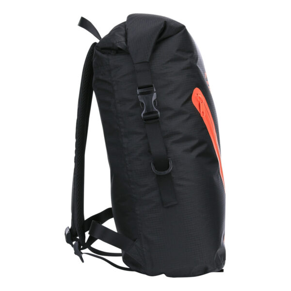 351740 TF 2215 Beavertrail Drybag 22L6 <big>De TF-2215 Beavertrail drybag Zwart/Oranje is een waterdichte rugzak welke zich kenmerkt door zijn lichtgewicht ontwerp. Deze rugzak is gemaakt van sterk PU ripstop materiaal en kan je opvouwen tot een klein pakketje, ideaal voor onderweg dus.</big> Stop deze tas bijvoorbeeld in je koffer, dashboardkasje van je auto of een andere plek waar je hem snel kunt pakken. Zo heb je altijd een waterdichte rugzak bij de hand. Geschikt als daypack voor alledaags gebruik of voor uitdagende outdoor activiteiten waarbij water een rol speelt. De inhoud van de tas blijft netjes droog dankzij het waterdichte PU materiaal en het functionele sluitsysteem. <strong>Eigenschappen:</strong> <ul> <li><big>Tot zeer compact opvouwbaar</big></li> <li><big>Zeer lichtgewicht ontwerp</big></li> <li><big>Waterproof YKK zipper voorvak</big></li> <li><big>Sterke ITW buckles</big></li> <li><big>Handig voor onderweg/op reis</big></li> <li><big>Ergonomische schouderriemen met schuimvulling</big></li> <li><big>Handig sluitsysteem om de tas waterdicht te maken</big></li> </ul> <big><strong>Afmetingen:</strong> 44 x 27 x 19 cm (gesloten rugzak) <strong>Inhoud:</strong> 22 liter</big> <strong>Waterdichtheid:</strong> Bestand tegen spatwater en kortstondig onderdompelen. Geschikt voor outdoor activiteiten als Motorrijden, Kajakken, Raften, Varen, Wandelen, Kamperen, Vissen, Wintersport, Kanoën etc. <strong>Sluitsysteem:</strong> Om een goede waterdichtheid te verzekeren: Sluit de opening van de tas en rol deze 2 tot 3 keer om, bevestig hierna de buckle sluiting. <strong><em>Let op! Het is niet de bedoeling dat de tas met opzet onderwater wordt gehouden. Niet geschikt om mee te duiken etc</em></strong> <table class="table table-striped"> <tbody> <tr> <td>Materiaal</td> <td>100% PVC</td> </tr> </tbody> </table> https://youtu.be/S2xPhELOmUs