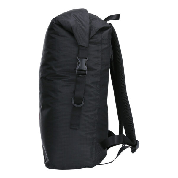 351740 TF 2215 Beavertrail Drybag 22L7 <big>De TF-2215 Beavertrail drybag Zwart/Oranje is een waterdichte rugzak welke zich kenmerkt door zijn lichtgewicht ontwerp. Deze rugzak is gemaakt van sterk PU ripstop materiaal en kan je opvouwen tot een klein pakketje, ideaal voor onderweg dus.</big> Stop deze tas bijvoorbeeld in je koffer, dashboardkasje van je auto of een andere plek waar je hem snel kunt pakken. Zo heb je altijd een waterdichte rugzak bij de hand. Geschikt als daypack voor alledaags gebruik of voor uitdagende outdoor activiteiten waarbij water een rol speelt. De inhoud van de tas blijft netjes droog dankzij het waterdichte PU materiaal en het functionele sluitsysteem. <strong>Eigenschappen:</strong> <ul> <li><big>Tot zeer compact opvouwbaar</big></li> <li><big>Zeer lichtgewicht ontwerp</big></li> <li><big>Waterproof YKK zipper voorvak</big></li> <li><big>Sterke ITW buckles</big></li> <li><big>Handig voor onderweg/op reis</big></li> <li><big>Ergonomische schouderriemen met schuimvulling</big></li> <li><big>Handig sluitsysteem om de tas waterdicht te maken</big></li> </ul> <big><strong>Afmetingen:</strong> 44 x 27 x 19 cm (gesloten rugzak) <strong>Inhoud:</strong> 22 liter</big> <strong>Waterdichtheid:</strong> Bestand tegen spatwater en kortstondig onderdompelen. Geschikt voor outdoor activiteiten als Motorrijden, Kajakken, Raften, Varen, Wandelen, Kamperen, Vissen, Wintersport, Kanoën etc. <strong>Sluitsysteem:</strong> Om een goede waterdichtheid te verzekeren: Sluit de opening van de tas en rol deze 2 tot 3 keer om, bevestig hierna de buckle sluiting. <strong><em>Let op! Het is niet de bedoeling dat de tas met opzet onderwater wordt gehouden. Niet geschikt om mee te duiken etc</em></strong> <table class="table table-striped"> <tbody> <tr> <td>Materiaal</td> <td>100% PVC</td> </tr> </tbody> </table> https://youtu.be/S2xPhELOmUs