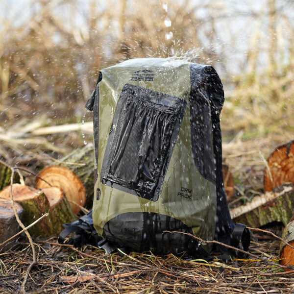 351741 TF 2215 Yukon Drybag 18L1 <big>De TF-2215 Yukon drybag Groen is een waterdichte rugzak speciaal ontworpen voor uitdagende outdoor activiteiten waarbij water een rol speelt. De tas heeft een compact ontwerp en draagt comfortabel dankzij de gepolsterde rugpadding en ergonomische schouderriemen.</big> Geschikt als daypack voor alledaags gebruik of voor outdoor activiteiten als skiën/snowboarden, kanotochten, wandeltochten etc. De inhoud van de tas blijft droog dankzij het waterdichte pvc-materiaal met gesealde naden en het functionele sluitsysteem. <strong>Eigenschappen:</strong> <ul> <li><big>Gepolsterde rugpadding met schuimvulling</big></li> <li><big>Ergonomische schouderriemen met schuimvulling</big></li> <li><big>Verstelbare sternum strap met reflecterend logo</big></li> <li><big>Mesh drinkfles vak voorzijde</big></li> <li><big>Verstelbare straps voorzien van ITW buckles</big></li> <li><big>Transparant identificatie vakje (ID/Skipas etc.)</big></li> <li><big>Handig sluitsysteem om de tas waterdicht te maken</big></li> </ul> <big><strong>Afmetingen:</strong> 42 x 26 x 17cm (gesloten rugzak) <strong>Inhoud:</strong> 18 liter</big> <big><strong>Waterdichtheid:</strong> Bestand tegen spatwater en kortstondig onderdompelen. Geschikt voor outdoor activiteiten als Motorrijden, Kajakken, Raften, Varen, Wandelen, Kamperen, Vissen, Wintersport, Kanoën etc.</big> <strong>Sluitsysteem:</strong> Om een goede waterdichtheid te verzekeren: Sluit de opening van de tas en rol deze 2 tot 3 keer om, bevestig hierna de buckle sluiting. <strong><em>Let op! Het is niet de bedoeling dat de tas met opzet onderwater wordt gehouden. Niet geschikt om mee te duiken etc.</em></strong> <table class="table table-striped"> <tbody> <tr> <td>Materiaal</td> <td>100% PVC / 100% nylon webbing</td> </tr> </tbody> </table> https://youtu.be/S2xPhELOmUs