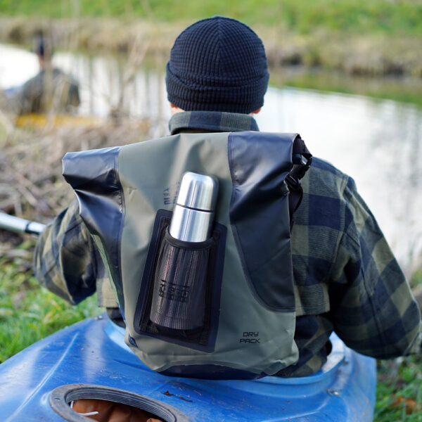 351741 TF 2215 Yukon Drybag 18L3 <big>De TF-2215 Yukon drybag Groen is een waterdichte rugzak speciaal ontworpen voor uitdagende outdoor activiteiten waarbij water een rol speelt. De tas heeft een compact ontwerp en draagt comfortabel dankzij de gepolsterde rugpadding en ergonomische schouderriemen.</big> Geschikt als daypack voor alledaags gebruik of voor outdoor activiteiten als skiën/snowboarden, kanotochten, wandeltochten etc. De inhoud van de tas blijft droog dankzij het waterdichte pvc-materiaal met gesealde naden en het functionele sluitsysteem. <strong>Eigenschappen:</strong> <ul> <li><big>Gepolsterde rugpadding met schuimvulling</big></li> <li><big>Ergonomische schouderriemen met schuimvulling</big></li> <li><big>Verstelbare sternum strap met reflecterend logo</big></li> <li><big>Mesh drinkfles vak voorzijde</big></li> <li><big>Verstelbare straps voorzien van ITW buckles</big></li> <li><big>Transparant identificatie vakje (ID/Skipas etc.)</big></li> <li><big>Handig sluitsysteem om de tas waterdicht te maken</big></li> </ul> <big><strong>Afmetingen:</strong> 42 x 26 x 17cm (gesloten rugzak) <strong>Inhoud:</strong> 18 liter</big> <big><strong>Waterdichtheid:</strong> Bestand tegen spatwater en kortstondig onderdompelen. Geschikt voor outdoor activiteiten als Motorrijden, Kajakken, Raften, Varen, Wandelen, Kamperen, Vissen, Wintersport, Kanoën etc.</big> <strong>Sluitsysteem:</strong> Om een goede waterdichtheid te verzekeren: Sluit de opening van de tas en rol deze 2 tot 3 keer om, bevestig hierna de buckle sluiting. <strong><em>Let op! Het is niet de bedoeling dat de tas met opzet onderwater wordt gehouden. Niet geschikt om mee te duiken etc.</em></strong> <table class="table table-striped"> <tbody> <tr> <td>Materiaal</td> <td>100% PVC / 100% nylon webbing</td> </tr> </tbody> </table> https://youtu.be/S2xPhELOmUs