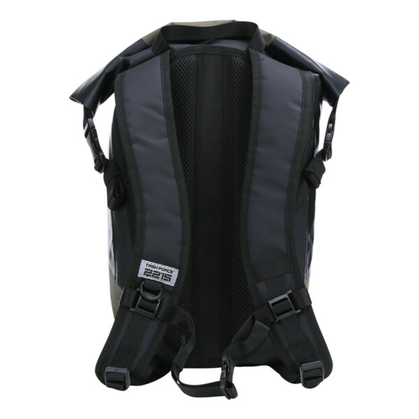 351741 TF 2215 Yukon Drybag 18L5 <big>De TF-2215 Yukon drybag Groen is een waterdichte rugzak speciaal ontworpen voor uitdagende outdoor activiteiten waarbij water een rol speelt. De tas heeft een compact ontwerp en draagt comfortabel dankzij de gepolsterde rugpadding en ergonomische schouderriemen.</big> Geschikt als daypack voor alledaags gebruik of voor outdoor activiteiten als skiën/snowboarden, kanotochten, wandeltochten etc. De inhoud van de tas blijft droog dankzij het waterdichte pvc-materiaal met gesealde naden en het functionele sluitsysteem. <strong>Eigenschappen:</strong> <ul> <li><big>Gepolsterde rugpadding met schuimvulling</big></li> <li><big>Ergonomische schouderriemen met schuimvulling</big></li> <li><big>Verstelbare sternum strap met reflecterend logo</big></li> <li><big>Mesh drinkfles vak voorzijde</big></li> <li><big>Verstelbare straps voorzien van ITW buckles</big></li> <li><big>Transparant identificatie vakje (ID/Skipas etc.)</big></li> <li><big>Handig sluitsysteem om de tas waterdicht te maken</big></li> </ul> <big><strong>Afmetingen:</strong> 42 x 26 x 17cm (gesloten rugzak) <strong>Inhoud:</strong> 18 liter</big> <big><strong>Waterdichtheid:</strong> Bestand tegen spatwater en kortstondig onderdompelen. Geschikt voor outdoor activiteiten als Motorrijden, Kajakken, Raften, Varen, Wandelen, Kamperen, Vissen, Wintersport, Kanoën etc.</big> <strong>Sluitsysteem:</strong> Om een goede waterdichtheid te verzekeren: Sluit de opening van de tas en rol deze 2 tot 3 keer om, bevestig hierna de buckle sluiting. <strong><em>Let op! Het is niet de bedoeling dat de tas met opzet onderwater wordt gehouden. Niet geschikt om mee te duiken etc.</em></strong> <table class="table table-striped"> <tbody> <tr> <td>Materiaal</td> <td>100% PVC / 100% nylon webbing</td> </tr> </tbody> </table> https://youtu.be/S2xPhELOmUs