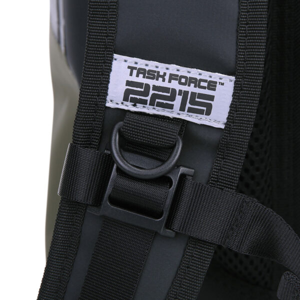 351741 TF 2215 Yukon Drybag 18L8 <big>De TF-2215 Yukon drybag Groen is een waterdichte rugzak speciaal ontworpen voor uitdagende outdoor activiteiten waarbij water een rol speelt. De tas heeft een compact ontwerp en draagt comfortabel dankzij de gepolsterde rugpadding en ergonomische schouderriemen.</big> Geschikt als daypack voor alledaags gebruik of voor outdoor activiteiten als skiën/snowboarden, kanotochten, wandeltochten etc. De inhoud van de tas blijft droog dankzij het waterdichte pvc-materiaal met gesealde naden en het functionele sluitsysteem. <strong>Eigenschappen:</strong> <ul> <li><big>Gepolsterde rugpadding met schuimvulling</big></li> <li><big>Ergonomische schouderriemen met schuimvulling</big></li> <li><big>Verstelbare sternum strap met reflecterend logo</big></li> <li><big>Mesh drinkfles vak voorzijde</big></li> <li><big>Verstelbare straps voorzien van ITW buckles</big></li> <li><big>Transparant identificatie vakje (ID/Skipas etc.)</big></li> <li><big>Handig sluitsysteem om de tas waterdicht te maken</big></li> </ul> <big><strong>Afmetingen:</strong> 42 x 26 x 17cm (gesloten rugzak) <strong>Inhoud:</strong> 18 liter</big> <big><strong>Waterdichtheid:</strong> Bestand tegen spatwater en kortstondig onderdompelen. Geschikt voor outdoor activiteiten als Motorrijden, Kajakken, Raften, Varen, Wandelen, Kamperen, Vissen, Wintersport, Kanoën etc.</big> <strong>Sluitsysteem:</strong> Om een goede waterdichtheid te verzekeren: Sluit de opening van de tas en rol deze 2 tot 3 keer om, bevestig hierna de buckle sluiting. <strong><em>Let op! Het is niet de bedoeling dat de tas met opzet onderwater wordt gehouden. Niet geschikt om mee te duiken etc.</em></strong> <table class="table table-striped"> <tbody> <tr> <td>Materiaal</td> <td>100% PVC / 100% nylon webbing</td> </tr> </tbody> </table> https://youtu.be/S2xPhELOmUs