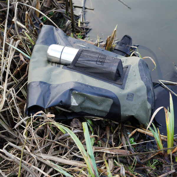 351741 TF 2215 Yukon Drybag 18L9 <big>De TF-2215 Yukon drybag Groen is een waterdichte rugzak speciaal ontworpen voor uitdagende outdoor activiteiten waarbij water een rol speelt. De tas heeft een compact ontwerp en draagt comfortabel dankzij de gepolsterde rugpadding en ergonomische schouderriemen.</big> Geschikt als daypack voor alledaags gebruik of voor outdoor activiteiten als skiën/snowboarden, kanotochten, wandeltochten etc. De inhoud van de tas blijft droog dankzij het waterdichte pvc-materiaal met gesealde naden en het functionele sluitsysteem. <strong>Eigenschappen:</strong> <ul> <li><big>Gepolsterde rugpadding met schuimvulling</big></li> <li><big>Ergonomische schouderriemen met schuimvulling</big></li> <li><big>Verstelbare sternum strap met reflecterend logo</big></li> <li><big>Mesh drinkfles vak voorzijde</big></li> <li><big>Verstelbare straps voorzien van ITW buckles</big></li> <li><big>Transparant identificatie vakje (ID/Skipas etc.)</big></li> <li><big>Handig sluitsysteem om de tas waterdicht te maken</big></li> </ul> <big><strong>Afmetingen:</strong> 42 x 26 x 17cm (gesloten rugzak) <strong>Inhoud:</strong> 18 liter</big> <big><strong>Waterdichtheid:</strong> Bestand tegen spatwater en kortstondig onderdompelen. Geschikt voor outdoor activiteiten als Motorrijden, Kajakken, Raften, Varen, Wandelen, Kamperen, Vissen, Wintersport, Kanoën etc.</big> <strong>Sluitsysteem:</strong> Om een goede waterdichtheid te verzekeren: Sluit de opening van de tas en rol deze 2 tot 3 keer om, bevestig hierna de buckle sluiting. <strong><em>Let op! Het is niet de bedoeling dat de tas met opzet onderwater wordt gehouden. Niet geschikt om mee te duiken etc.</em></strong> <table class="table table-striped"> <tbody> <tr> <td>Materiaal</td> <td>100% PVC / 100% nylon webbing</td> </tr> </tbody> </table> https://youtu.be/S2xPhELOmUs