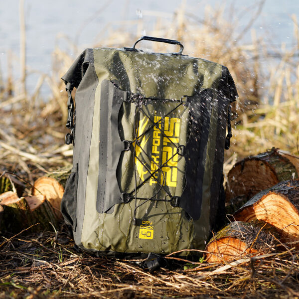 351742 TF 2215 Wolf River Drybag 40L1 <big>De TF-2215 Wolf River drybag Groen is een stevige waterdichte rugzak speciaal ontworpen voor uitdagende outdoor activiteiten waarbij water een rol speelt. De tas heeft een ruime inhoud van 40 liter en draagt comfortabel dankzij de gepolsterde rugpadding, ergonomische schouderriemen en heup/borstriem.</big> Perfect voor outdoor activiteiten als kayakken, raften, wintersport, bushcraft of trekking. De inhoud van de tas blijft droog dankzij het waterdichte pvc-materiaal met gesealde naden en het functionele sluitsysteem. <strong>Eigenschappen:</strong> <ul> <li><big>Elastiek koorden aan de voorzijde om accessoires onder te bevestigen</big></li> <li><big>Voorzien van kwalitatieve ITW gespen met nylon webbing</big></li> <li><big>Mesh opbervak aan beide zijden van de tas. (Voor bijv. Drinkfles)</big></li> <li><big>Verstevigd handvat</big></li> <li><big>Gepolsterde rugpadding</big></li> <li><big>Ergonomische schouderriemen</big></li> <li><big>Sternum strap met noodfluitje en reflecterend logo</big></li> <li><big>Verstelbare heupriem</big></li> <li><big>Functioneel sluitsysteem om de tas waterdicht te maken</big></li> </ul> <big><strong>Afmetingen:</strong> 52 x 33 x 23cm (gesloten rugzak) <strong>Inhoud:</strong> 40 liter</big> <strong>Waterdichtheid:</strong> Bestand tegen spatwater en kortstondig onderdompelen. Geschikt voor outdoor activiteiten als Motorrijden, Kajakken, Raften, Varen, Wandelen, Kamperen, Vissen, Wintersport, Kanoën etc. <strong>Sluitsysteem:</strong> Om een goede waterdichtheid te verzekeren: Sluit de opening van de tas en rol deze 2 tot 3 keer om, bevestig hierna de buckle sluiting. <strong><em>Let op! Het is niet de bedoeling dat de tas met opzet onderwater wordt gehouden. Niet geschikt om mee te duiken etc.</em></strong> <table class="table table-striped"> <tbody> <tr> <td>Materiaal</td> <td>100% PVC / 100% nylon webbing</td> </tr> </tbody> </table> https://youtu.be/S2xPhELOmUs