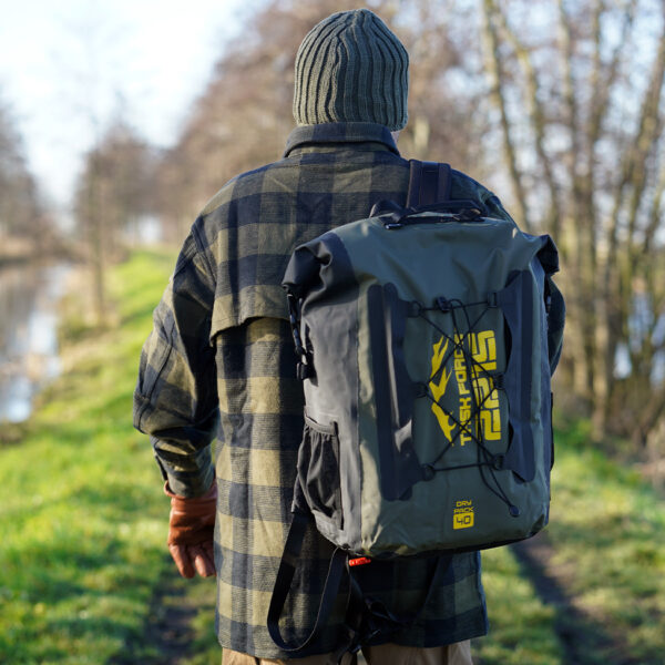 351742 TF 2215 Wolf River Drybag 40L10 <big>De TF-2215 Wolf River drybag Groen is een stevige waterdichte rugzak speciaal ontworpen voor uitdagende outdoor activiteiten waarbij water een rol speelt. De tas heeft een ruime inhoud van 40 liter en draagt comfortabel dankzij de gepolsterde rugpadding, ergonomische schouderriemen en heup/borstriem.</big> Perfect voor outdoor activiteiten als kayakken, raften, wintersport, bushcraft of trekking. De inhoud van de tas blijft droog dankzij het waterdichte pvc-materiaal met gesealde naden en het functionele sluitsysteem. <strong>Eigenschappen:</strong> <ul> <li><big>Elastiek koorden aan de voorzijde om accessoires onder te bevestigen</big></li> <li><big>Voorzien van kwalitatieve ITW gespen met nylon webbing</big></li> <li><big>Mesh opbervak aan beide zijden van de tas. (Voor bijv. Drinkfles)</big></li> <li><big>Verstevigd handvat</big></li> <li><big>Gepolsterde rugpadding</big></li> <li><big>Ergonomische schouderriemen</big></li> <li><big>Sternum strap met noodfluitje en reflecterend logo</big></li> <li><big>Verstelbare heupriem</big></li> <li><big>Functioneel sluitsysteem om de tas waterdicht te maken</big></li> </ul> <big><strong>Afmetingen:</strong> 52 x 33 x 23cm (gesloten rugzak) <strong>Inhoud:</strong> 40 liter</big> <strong>Waterdichtheid:</strong> Bestand tegen spatwater en kortstondig onderdompelen. Geschikt voor outdoor activiteiten als Motorrijden, Kajakken, Raften, Varen, Wandelen, Kamperen, Vissen, Wintersport, Kanoën etc. <strong>Sluitsysteem:</strong> Om een goede waterdichtheid te verzekeren: Sluit de opening van de tas en rol deze 2 tot 3 keer om, bevestig hierna de buckle sluiting. <strong><em>Let op! Het is niet de bedoeling dat de tas met opzet onderwater wordt gehouden. Niet geschikt om mee te duiken etc.</em></strong> <table class="table table-striped"> <tbody> <tr> <td>Materiaal</td> <td>100% PVC / 100% nylon webbing</td> </tr> </tbody> </table> https://youtu.be/S2xPhELOmUs